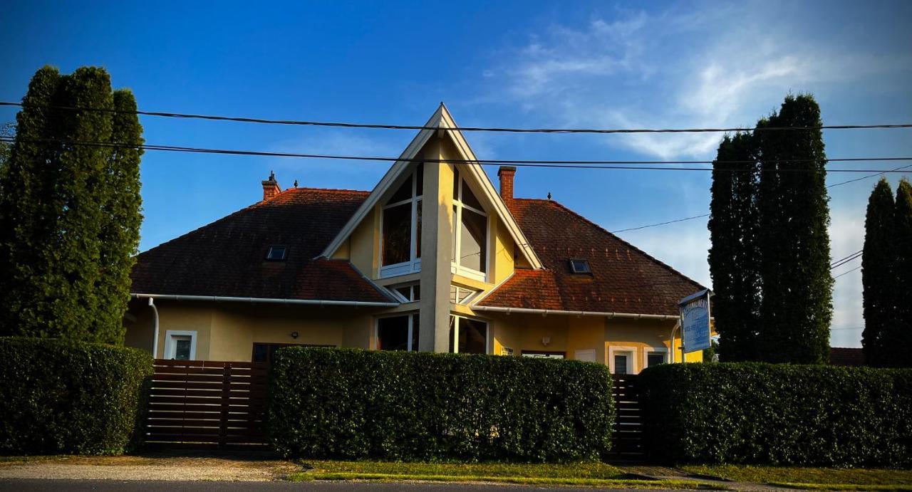 Mol-Ker-Vill Apartment Lenti Bagian luar foto